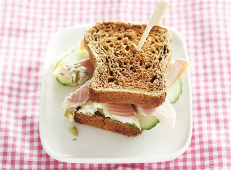 Hollandse Club Sandwich Met Spek Kip En Gebakken Ei Recept