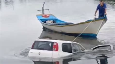 Motorista Esquece De Puxar Freio De M O E Carro Cai Em Rio No Litoral