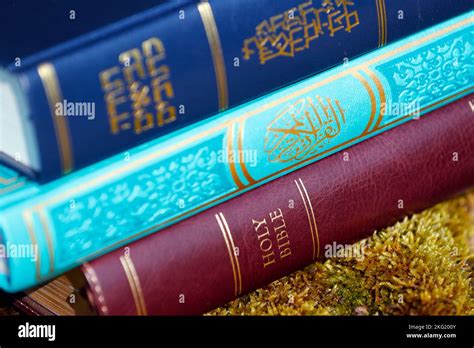 Libros religiosos Corán Biblia y Torá Cristianismo Islam Judaísmo