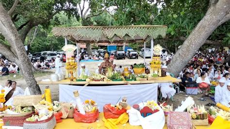 Ratusan Umat Hindu Di Tegaldlimo Gelar Upacara Melasti Di Pantai