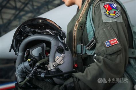 空軍秀肌肉 F 16v戰機嘉義基地群集大象漫步 政治 中央社 Cna