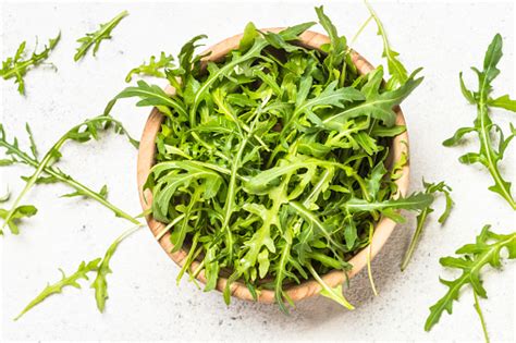 Arugula Daun Hijau Segar Di Meja Putih Foto Stok Unduh Gambar