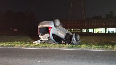 Casal Sai Ileso Ap S Capotar Carro Na Rodovia Do Xisto