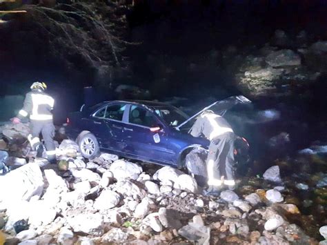 Herido Leve Al Salirse De La Carretera Y Caer Al R O Deva Con Su Coche