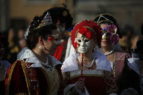 Sfilata E Fuochi Dartificio Per Il Carnevale Romano Corriere It