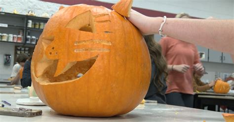 Big Rapids High School Helping Oxford Farms Carve Pumpkins For Glowing