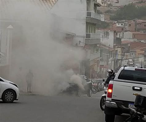 Veículo Fiat Marea pega fogo no Bairro da Missão em Jacobina