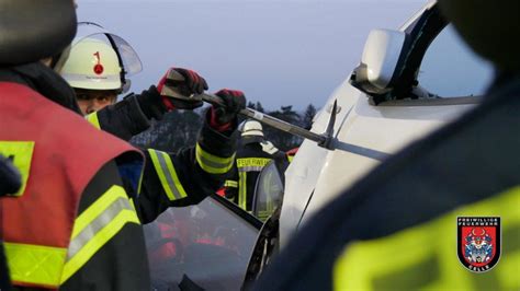 Einsatz Bung Verkehrsunfall Freiw Feuerwehr Celle