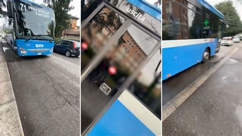 Caos trasporti a Reggio Emilia il bus è troppo pieno e non si ferma