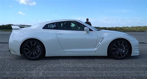 Tuned Nissan GT R Puts Its 620 HP To The Test Maxes Out At 201 MPH