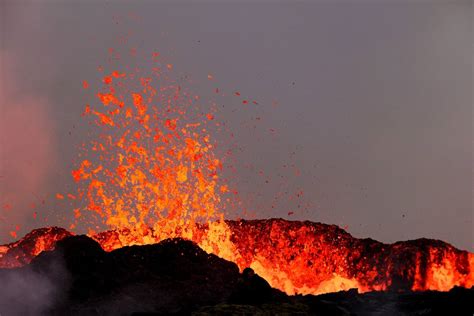 Las impactantes imágenes de la erupción del volcán islandés Litli