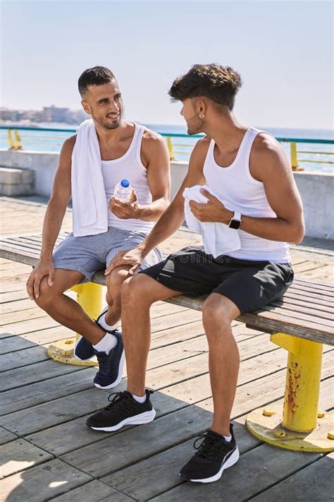 Dos Hombres Hispanos Pareja Deportiva Sonriendo Confiados Sentados En