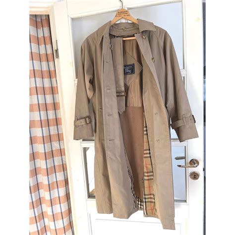 Se produkter som liknar Burberry trenchcoat dam på Tradera 626469209