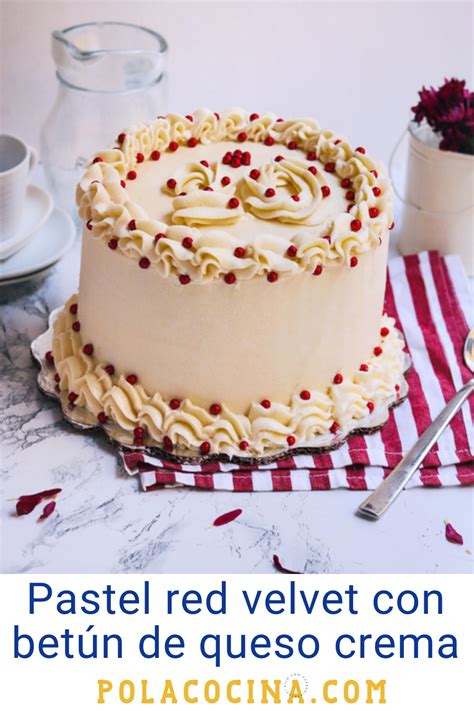 Pastel red velvet con betún de queso crema