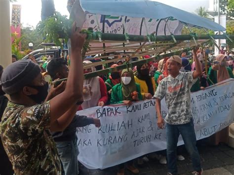 Pkl Datangi Kantor Wali Kota Ambon Protes Perwali Tagar