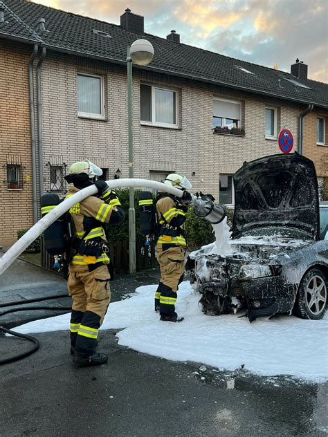 Bilderstrecke Feuerwehr löscht brennenden Pkw