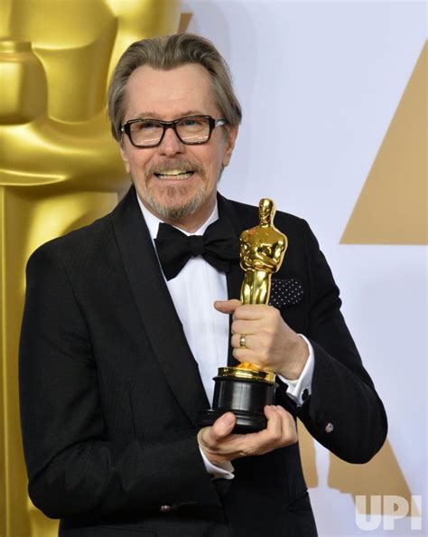 Photo Gary Oldman Wins Oscar For Best Actor At The 90th Annual Academy