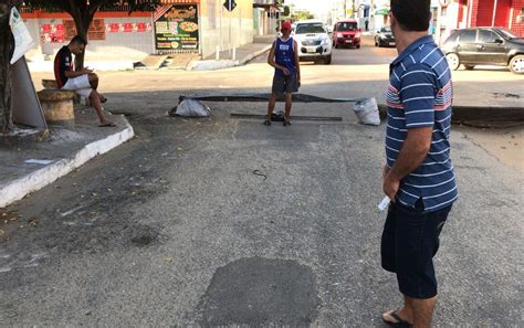 Moradores Fecham Rua No Bairro Siqueira Campos Sergipe G1