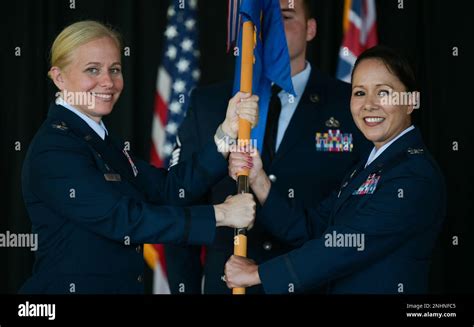 El coronel Michele Lo Bianco comandante del Ala 15th entrega el guión