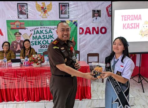 Jaksa Masuk Sekolah Kajari Minahasa Ajak Siswa Sma N Tondano Cegah