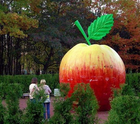 Famous Antonovka Apple Monument In Kursk Monuments Reveal Cemetery