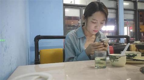 【網聊奔現】珠寶行業良家少婦吃完飯再回酒店操逼少婦有點抗拒強行扒掉褲子往死操哭了 國產自拍 免費情色成人視頻