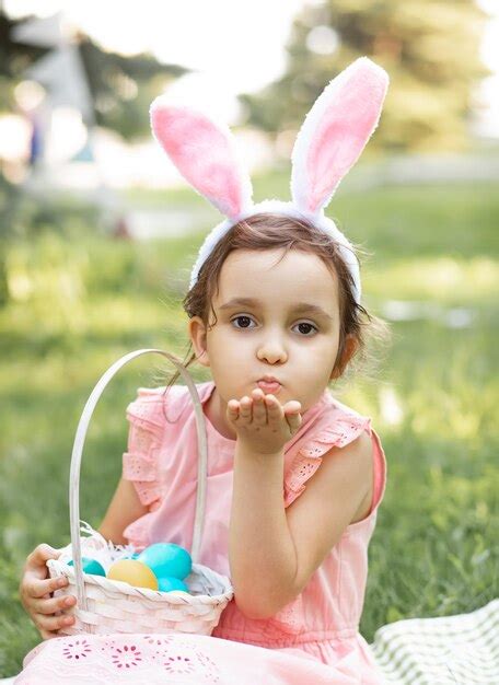 Retrato De Una Chica Linda Soplando Burbujas En El Parque Foto Premium