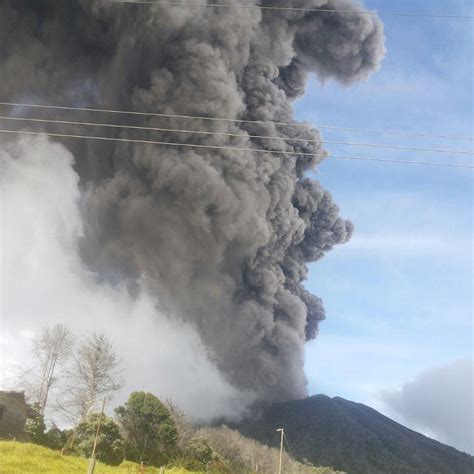 Volc N Turrialba Lanz Rocas Incandescentes A M S De Metros De