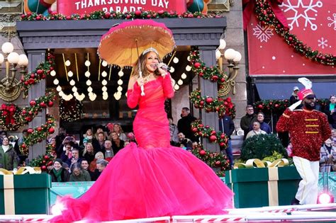 Macys Thanksgiving Day Parade 2022 Photos Of Lea Michele And More Hollywood Life