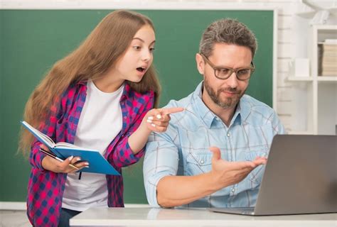 Aluno Espantado E Tutor Laptop Pai E Adolescente Estudam Professor