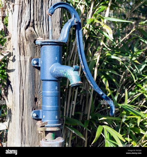 Bleu à l ancienne pompe à eau en fonte avec poignée pour pomper le