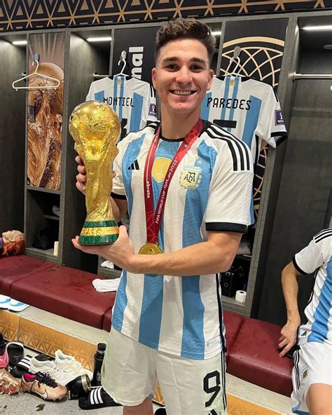 Julián Álvarez Subió Una Foto Con Todas Las Medallas Que Ganó Esta