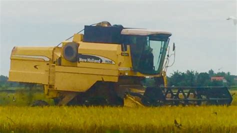 Mesin Padi Menuai Di Selangor Jelapang Padi Malaysia Malaysian Rice