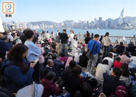 新春煙花今晚8時舉行 尖東海旁逼滿人 市民食年糕磨時間｜即時新聞｜港澳｜oncc東網