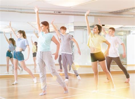 Adolescentes Activos Aprenden Nuevos Movimientos De Baile En Estudio