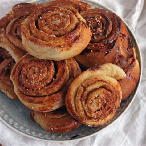 Süße Blätterteigschnecken mit Zimt Kaki Apfel und Datteln Rezept