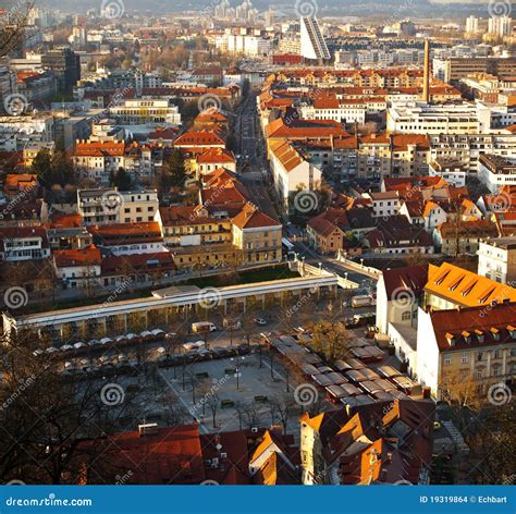 Panorama Del Mercado De La Ciudad De Ljubljana Foto De Archivo Imagen