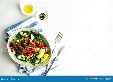 Ensalada De Verduras Orgánicas Foto de archivo Imagen de pimienta