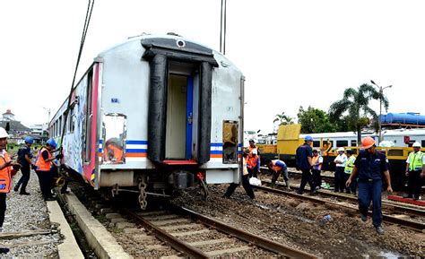 Gerbong Kereta Anjlok Kai Daop Bandung Minta Maaf Tagar