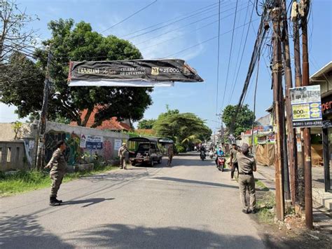 trantib kecamatan larangan sasar spanduk liar  jalan adam malik