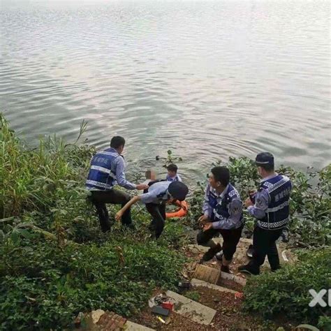 惠州东江有人不慎落水身体漂浮在江中只剩头部浮出水面公安跳进江中救援 水口仔