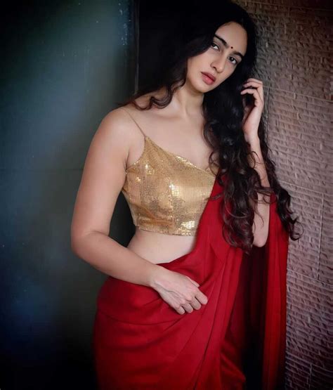 Megha Shukla Spicy Navel And Cleavage Exposed In Red Sleeveless Saree