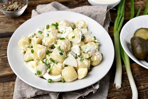 Ensalada De Patata Con Los Huevos Y La Cebolla Verde Foto De Archivo