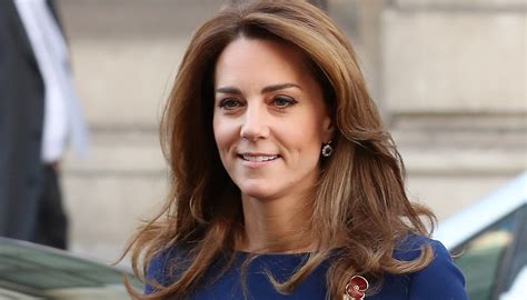 Kate Middleton Il Segreto Delle Borse Che Porta Sempre A Sinistra