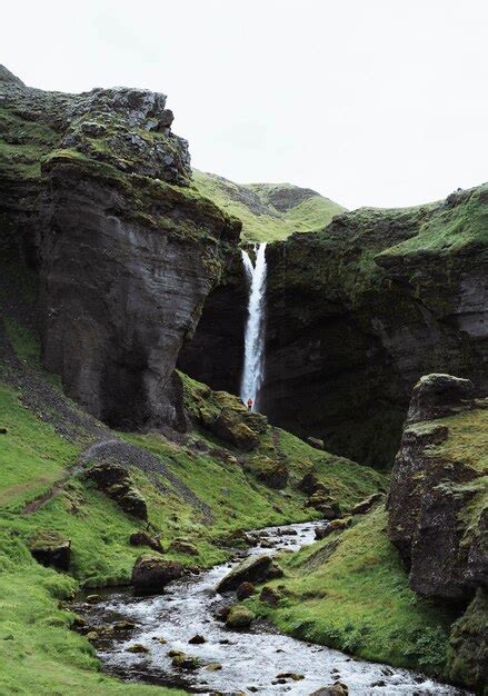 Vista De La Cascada De Kvernufoss En El Sur De Islandia Foto Premium