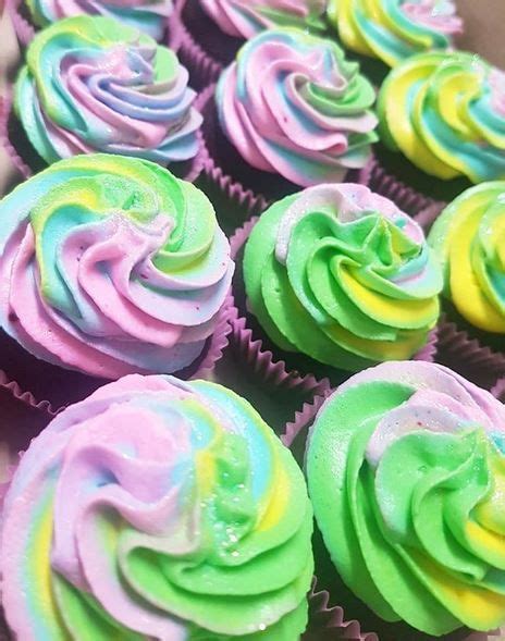 Cupcakes Coloridos E Lindos Da Alice 💜💙💚💛 Cupcake Rainbow Arcoiris Rainbow Alice Desserts