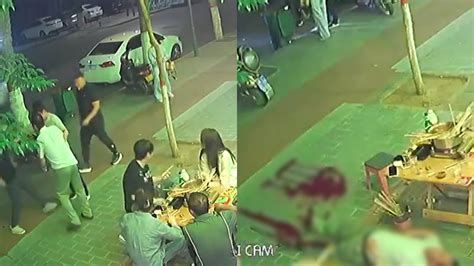 男子在串串店门口被刺中大腿身亡，事发监控曝光，嫌疑人已落网 千里眼视频 搜狐视频