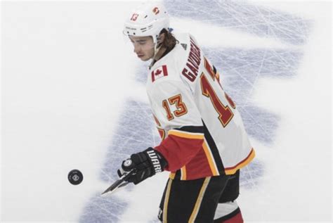 Hockey Le Dg Des Flames En Furie Contre Johnny Gaudreau