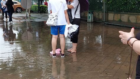 广东高考结束：多处道路被水淹，有考生湿鞋趟水出考场澎湃新闻考场考生新浪新闻