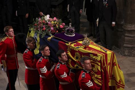 Le Cercueil D Elizabeth Ii Transport L Int Rieur De L Abbaye